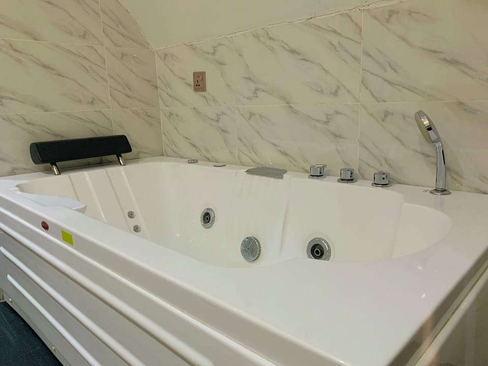 Presidential Suite | Deep soaking bathtub
