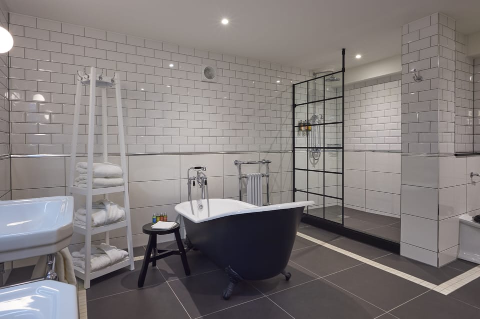 Suite | Bathroom | Free toiletries, hair dryer, towels, soap