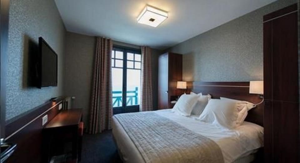 Premium bedding, desk, iron/ironing board (on request), cribs (free)