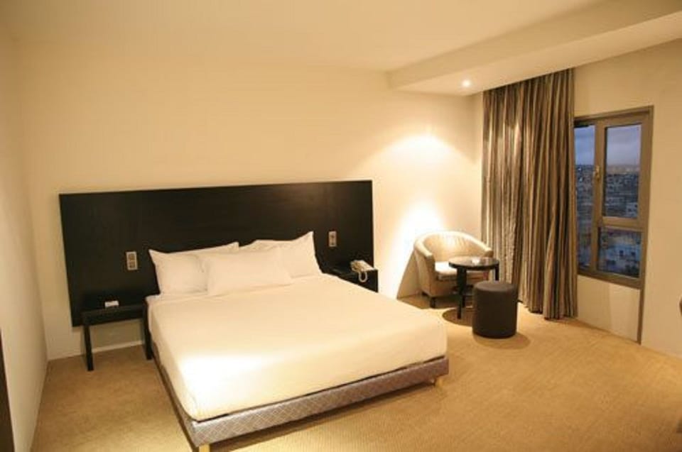 Minibar, in-room safe, desk, cribs (free)