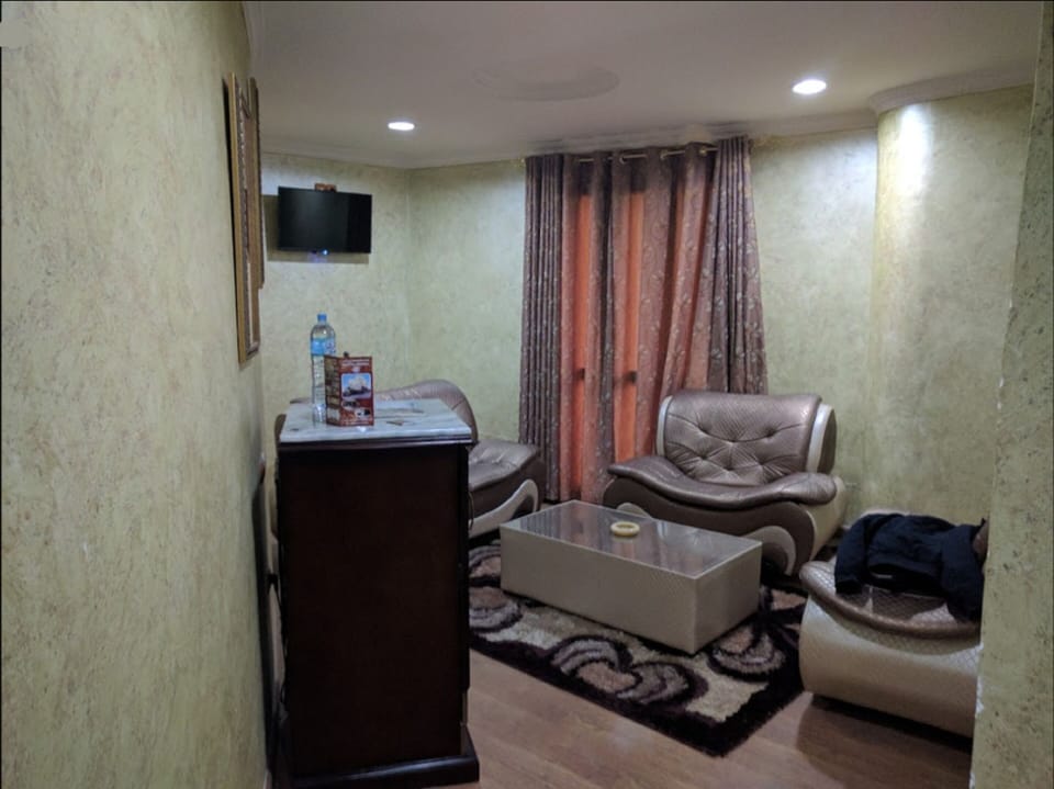 Suite | Premium bedding, minibar, desk, cribs (free)