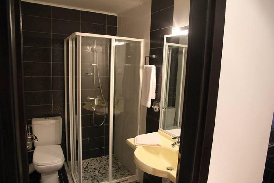 Single Room | Bathroom | Combined shower/tub, free toiletries, hair dryer, towels