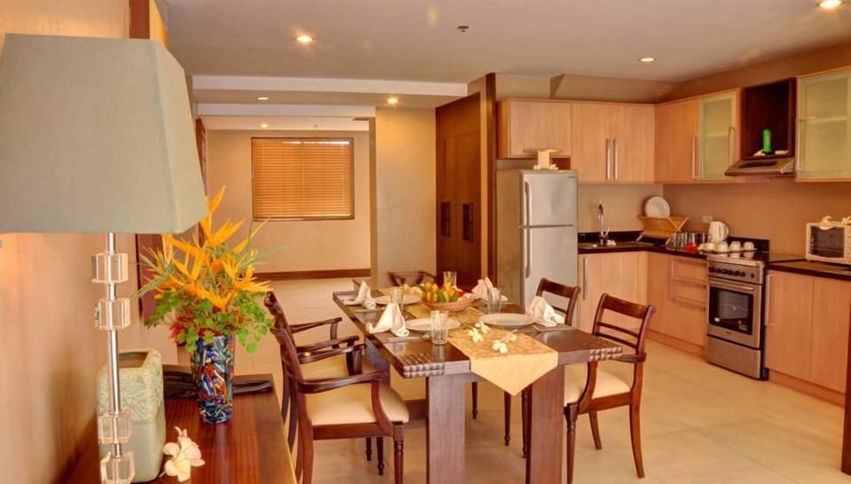 Suite, 3 Bedrooms | In-room dining