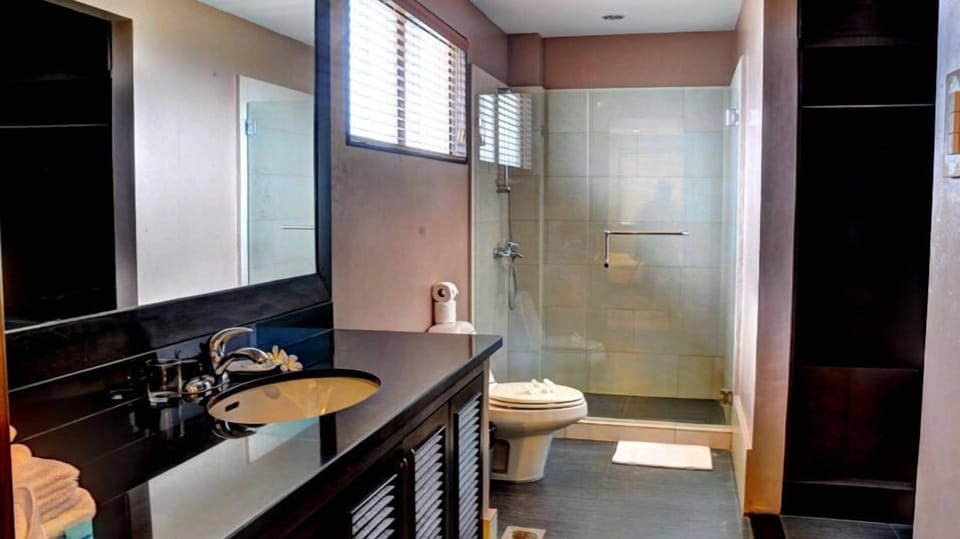 Suite, 3 Bedrooms | Bathroom | Shower, hair dryer, bidet, towels