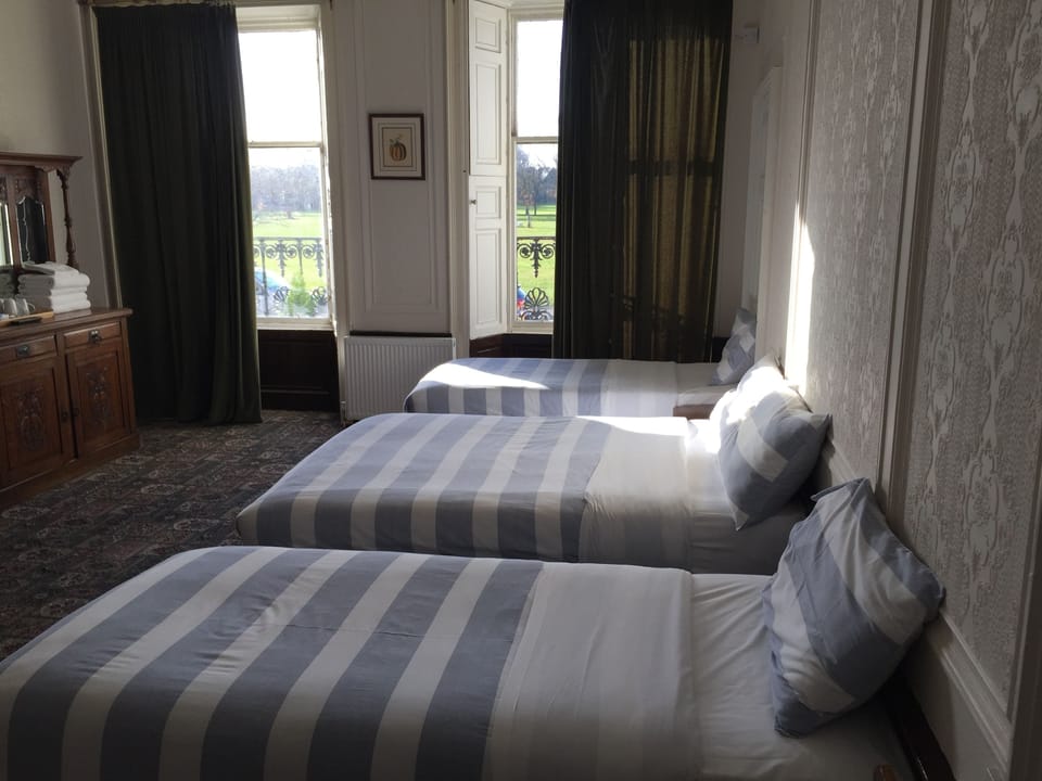 Family Room | Iron/ironing board, free WiFi