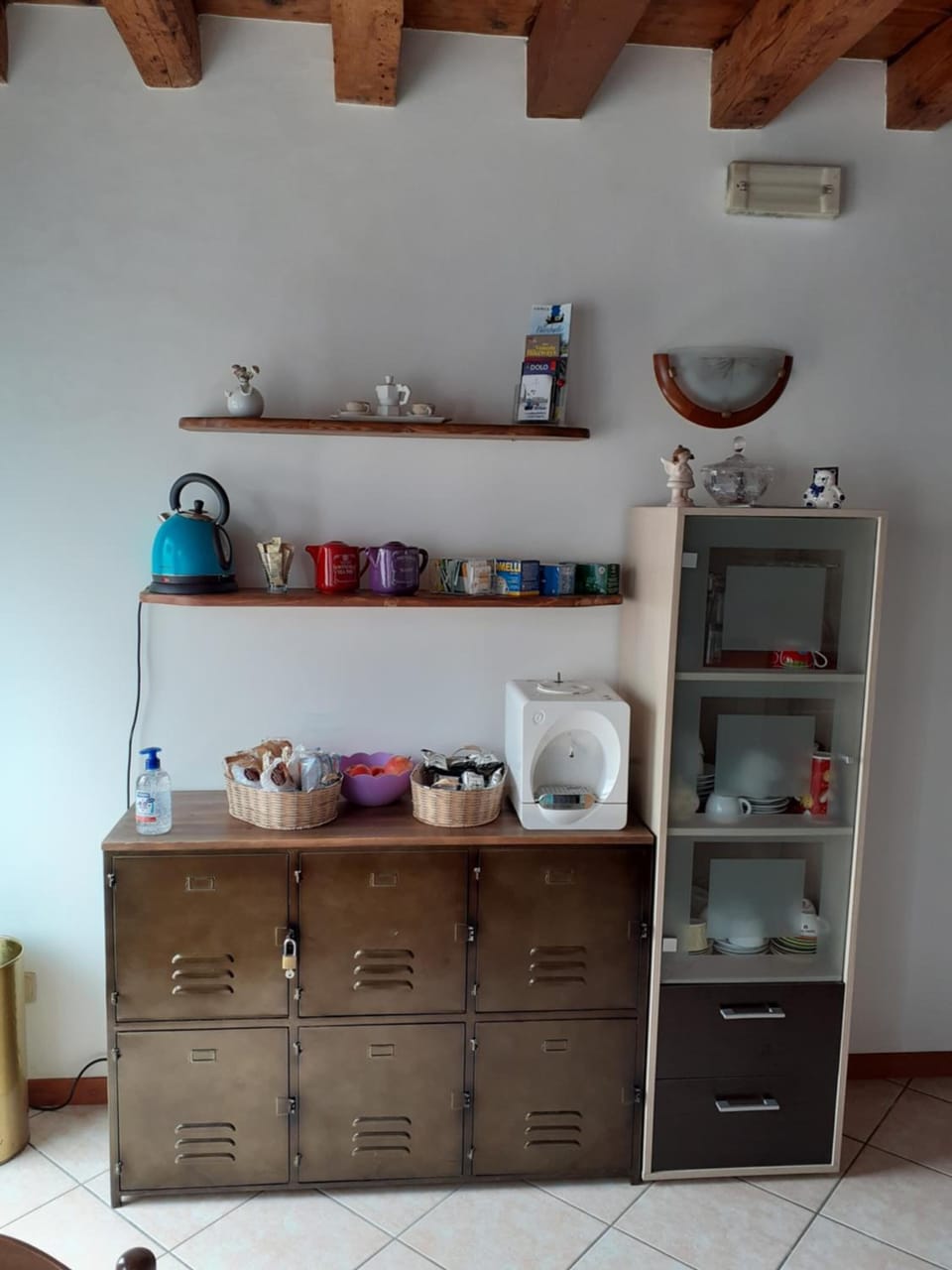 Full-size fridge, microwave, electric kettle, cookware/dishes/utensils