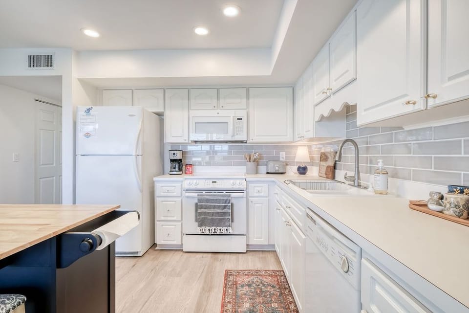 Fully Stocked Kitchen with Dishwasher