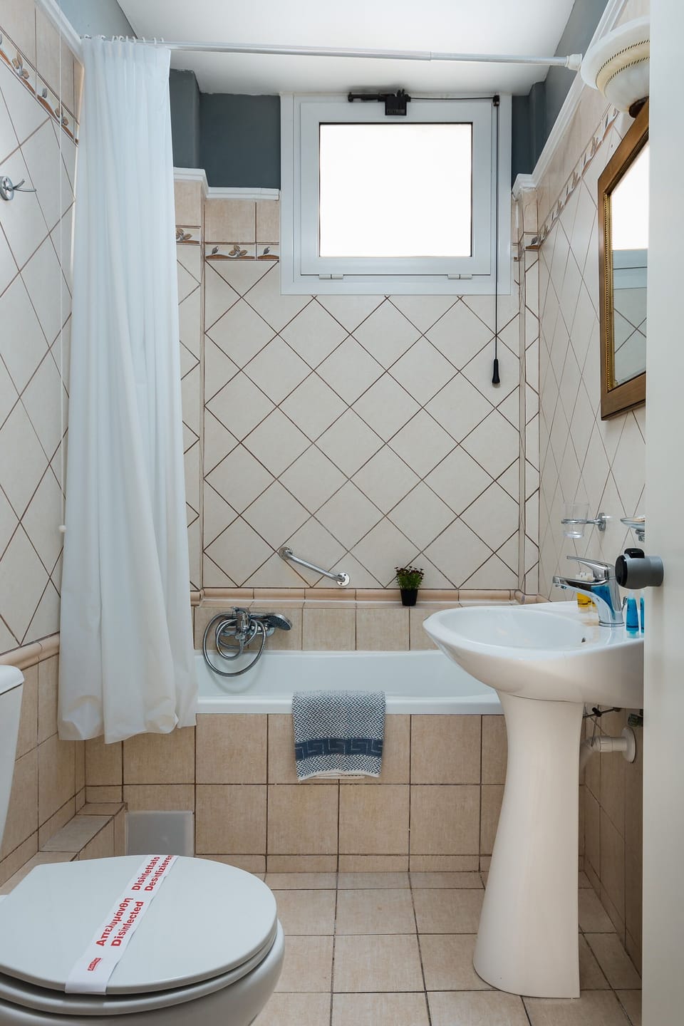Standard Single Room | Bathroom | Combined shower/tub, free toiletries, hair dryer, towels