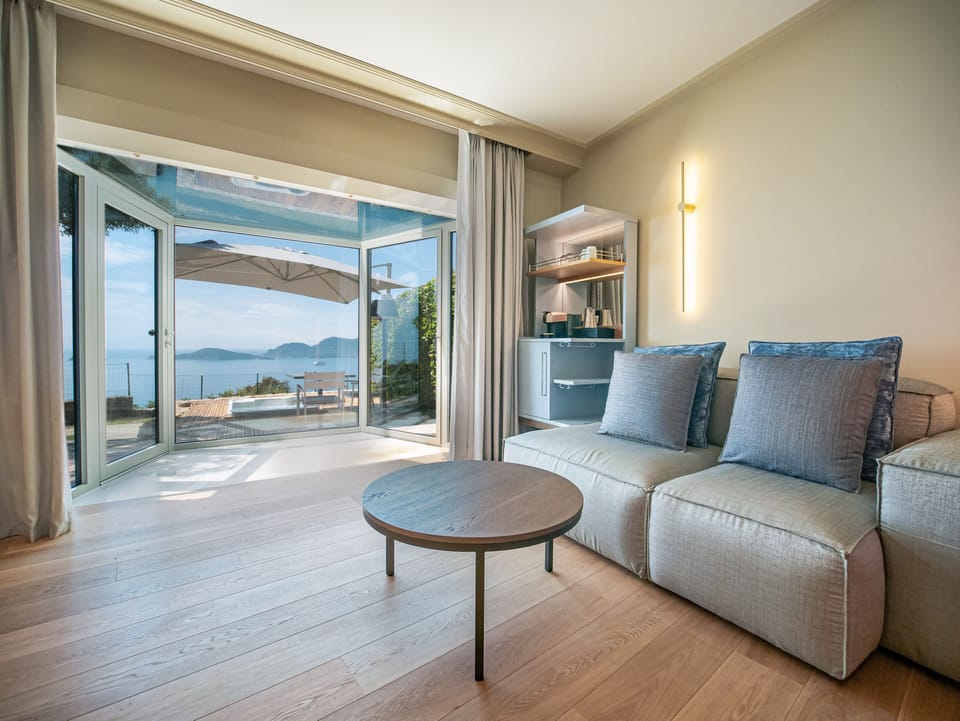 Deluxe Suite | Living room | 32-inch flat-screen TV with premium channels, TV, pay movies