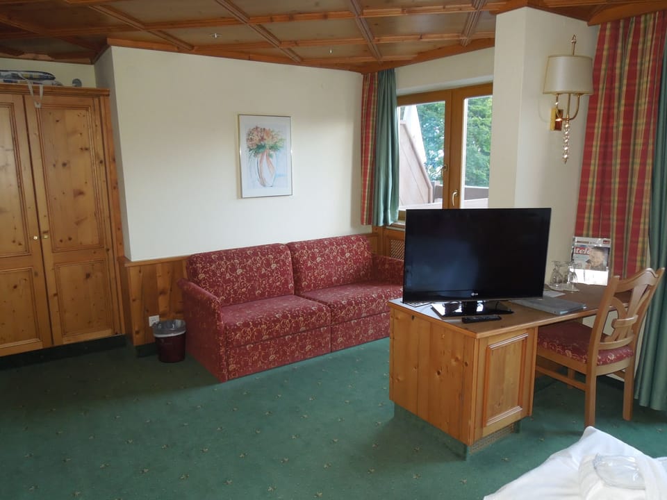 Double Room, Bathtub (Edelweiss) | Living area | TV