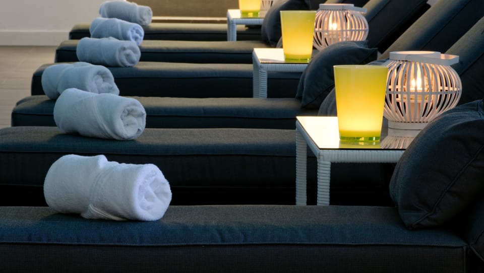 Hot tub, body treatments, hydrotherapy, aromatherapy, hot stone massages