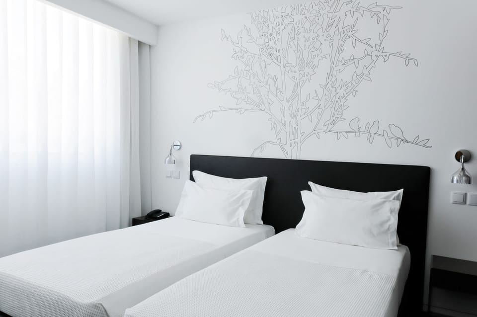 Single Room | Minibar, in-room safe, desk, blackout drapes