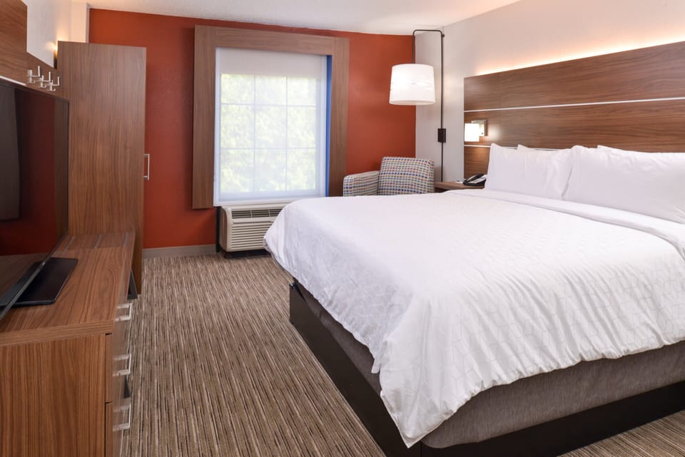 Premium bedding, in-room safe, desk, blackout drapes