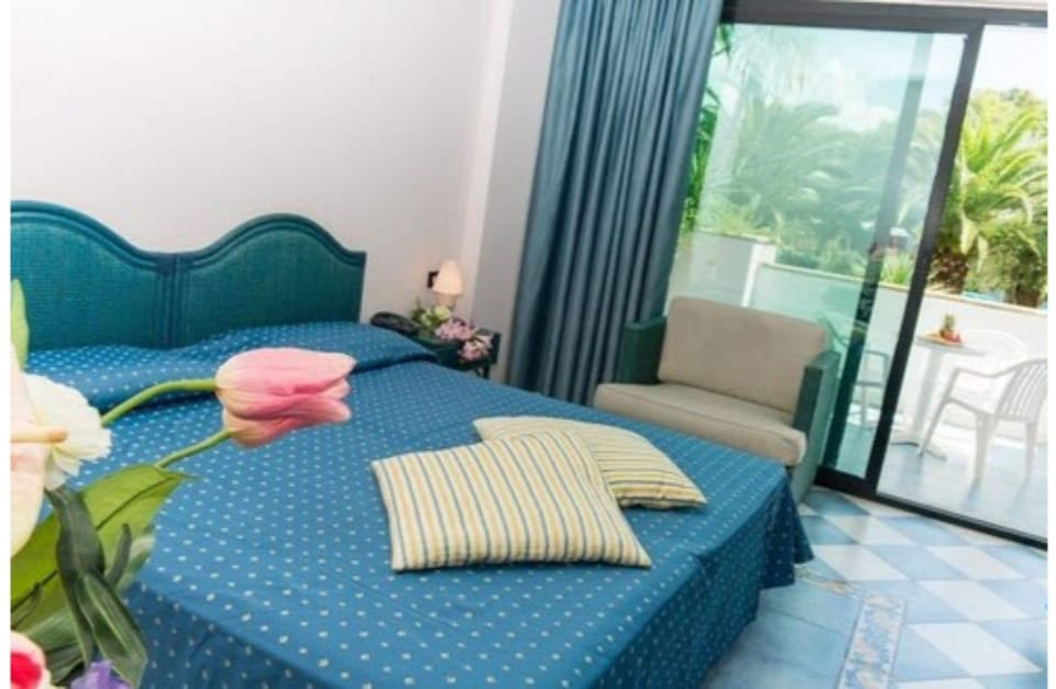 Standard Room | Minibar, in-room safe, desk, cribs/infant beds