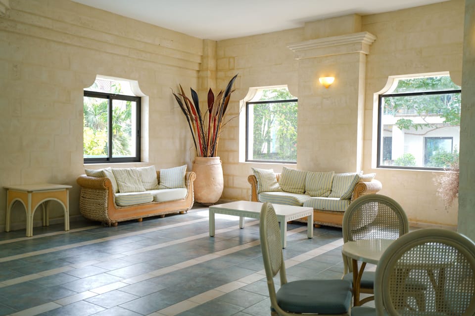 Lobby lounge