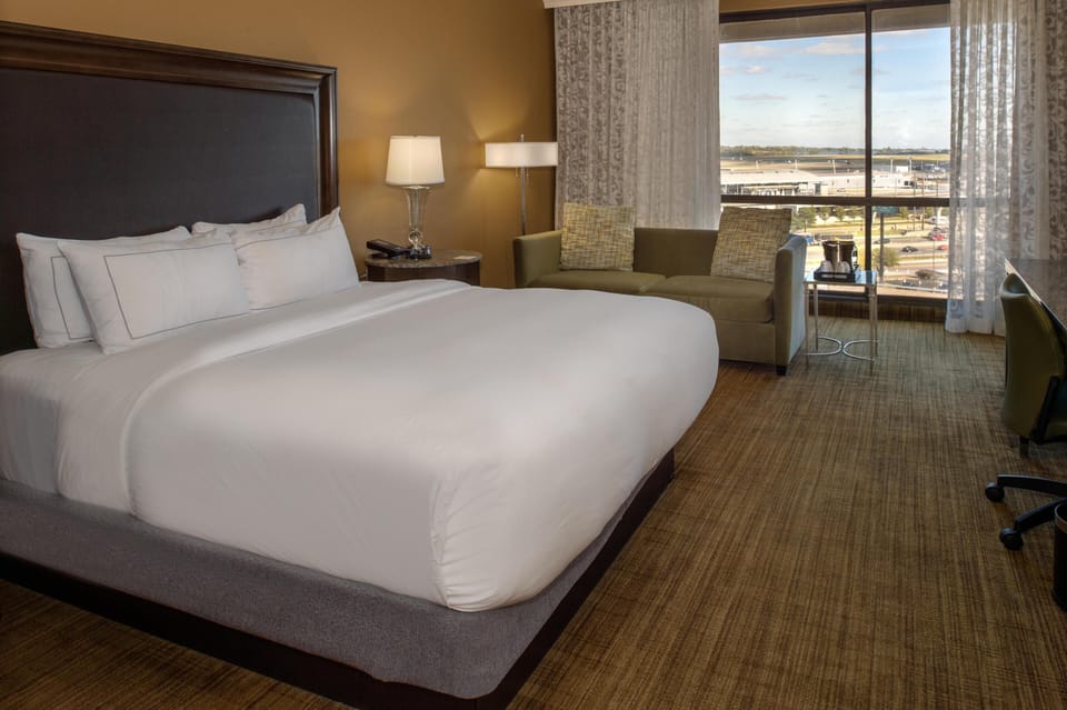 Room, 1 King Bed, Airport View | Hypo-allergenic bedding, in-room safe, desk, blackout drapes
