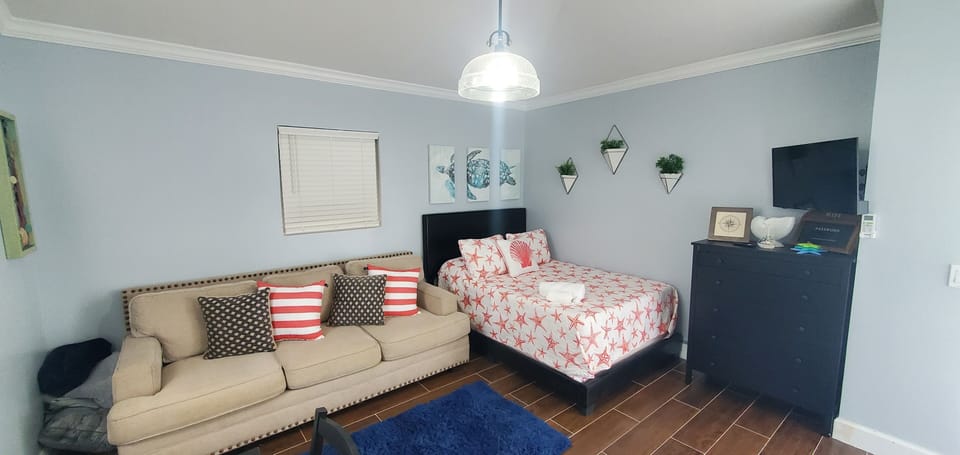 Full Size Bed & Pull-out Sofabed 