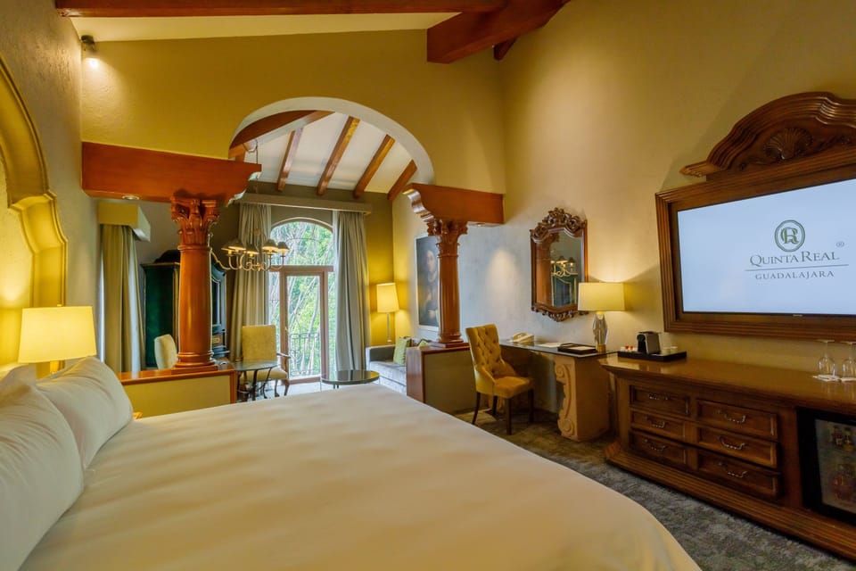 Gran Clase Suite King | 1 bedroom, premium bedding, down comforters, minibar