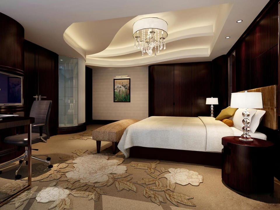 Down comforters, minibar, in-room safe, desk