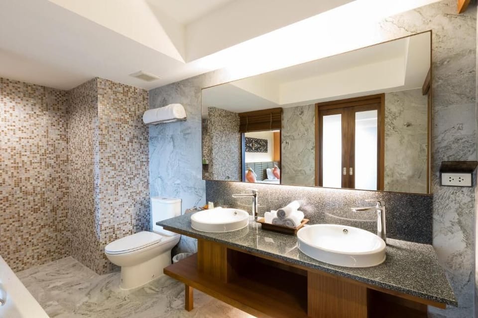 Executive Suite | Bathroom | Shower, free toiletries, hair dryer, slippers