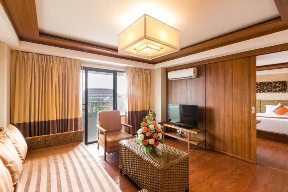 Executive Suite | Living room | TV