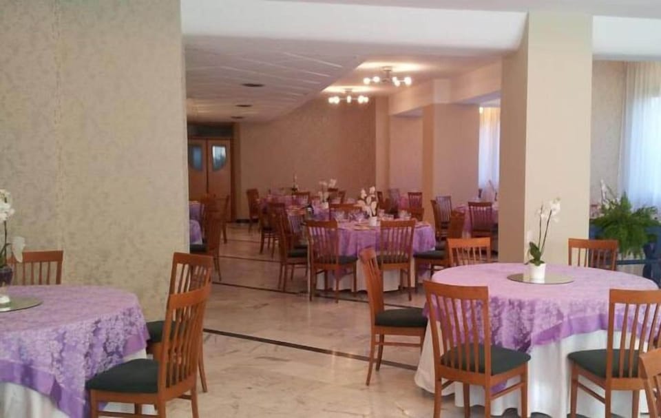 Breakfast, dinner served; local cuisine, ocean views 