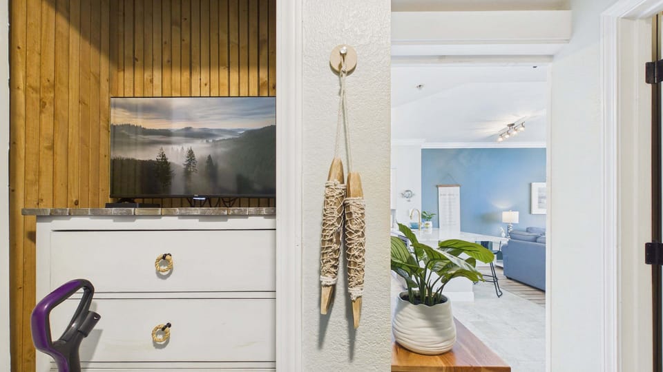Twin-over-twin bunk nook for additional sleeping (sleeps 2)