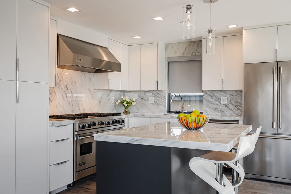 Full kitchen with Dishwasher, Microwave and Refrigerator. Granite finishes
