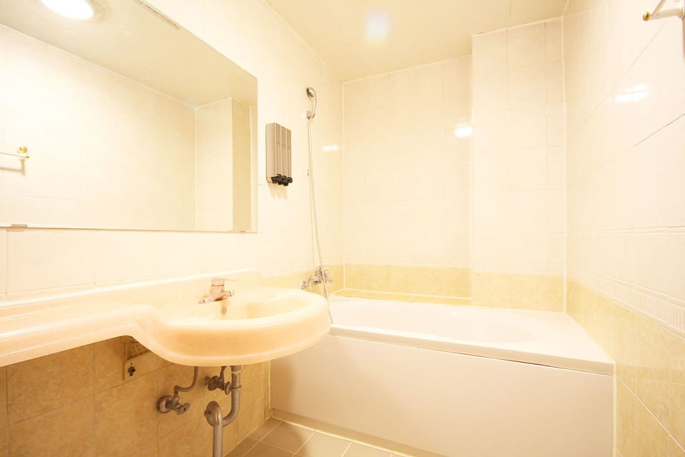 Family Room | Desk, free WiFi, bed sheets