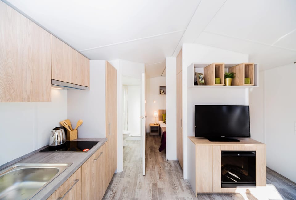 Comfort Mobile Home | Private kitchen | Mini-fridge, stovetop, cookware/dishes/utensils