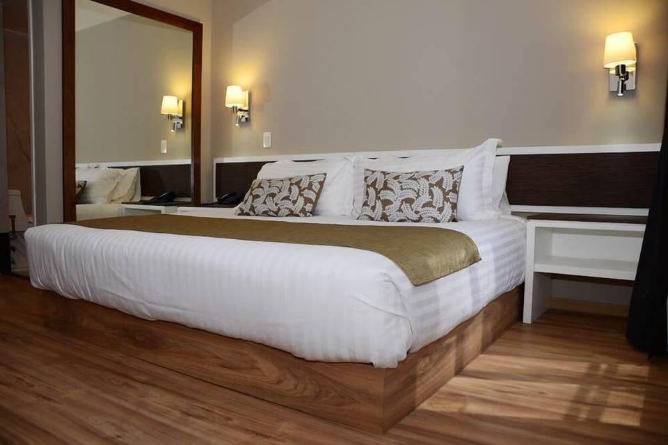 In-room safe, laptop workspace, blackout drapes, iron/ironing board