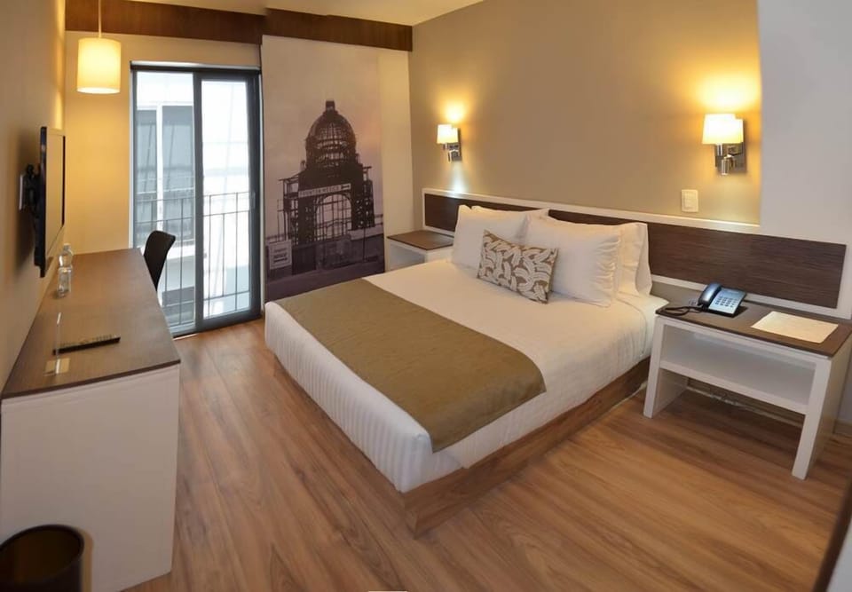 In-room safe, laptop workspace, blackout drapes, iron/ironing board
