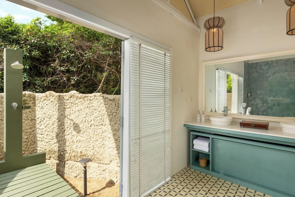 Beach Cabin | Bathroom | Shower, rainfall showerhead, free toiletries, hair dryer