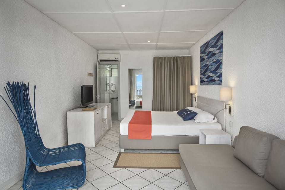 Standard Room Garden View | Minibar, in-room safe, WiFi (surcharge), bed sheets