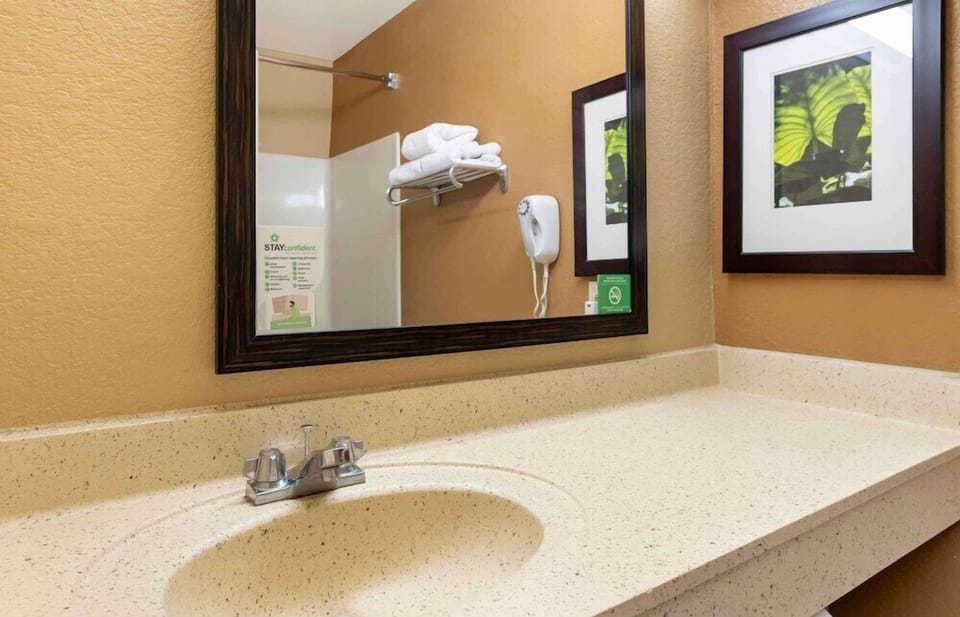 Combined shower/tub, free toiletries, hair dryer, towels