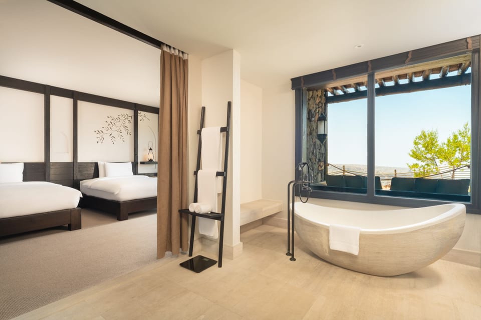 Room, 1 King Bed (Horizon View) | Premium bedding, minibar, in-room safe, desk