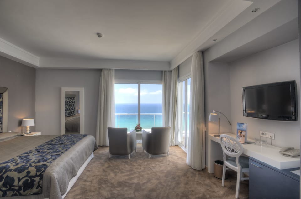 Junior Suite | Premium bedding, minibar, in-room safe, desk