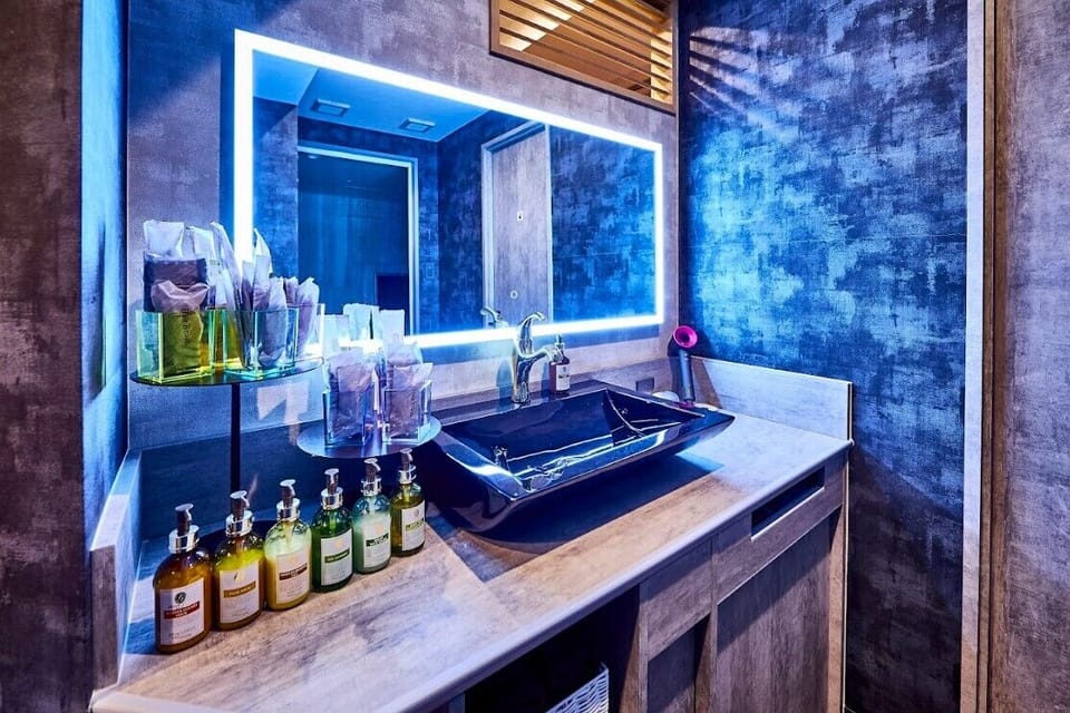 Family Double Room, 4 Bedrooms, Non Smoking | Bathroom | Combined shower/tub, hair dryer, bathrobes, slippers