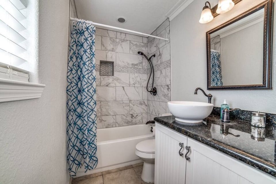 Full Bathroom 3