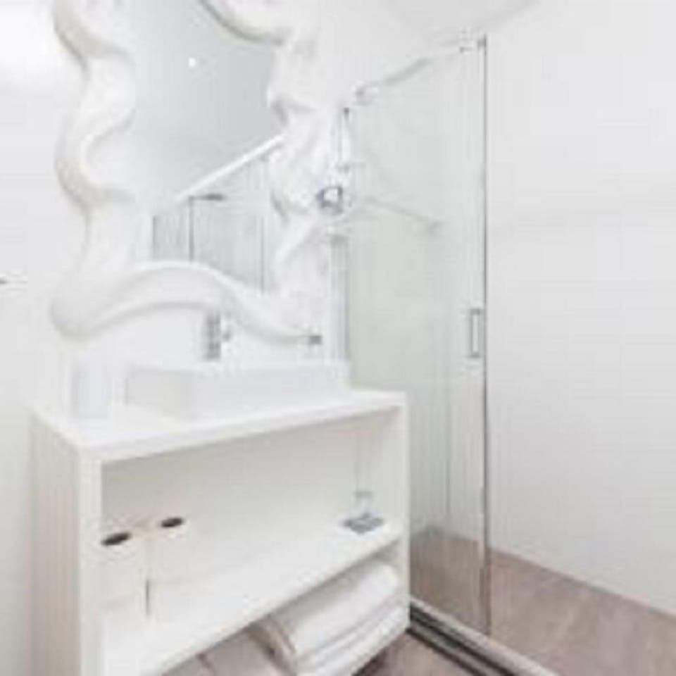 Comfort Triple Room | Bathroom sink