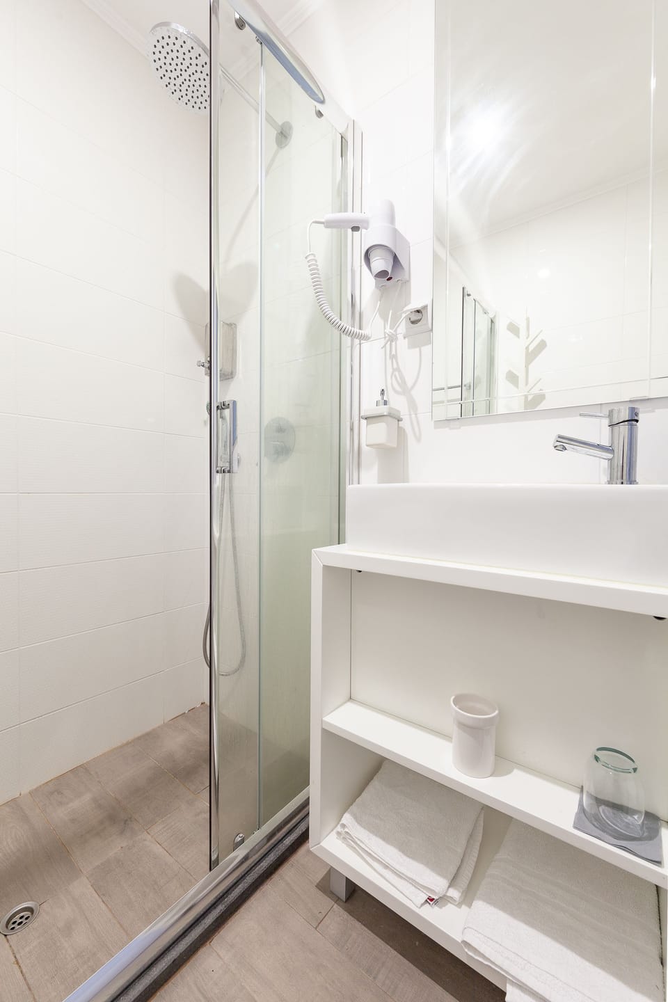 Comfort Double or Twin Room | Bathroom sink