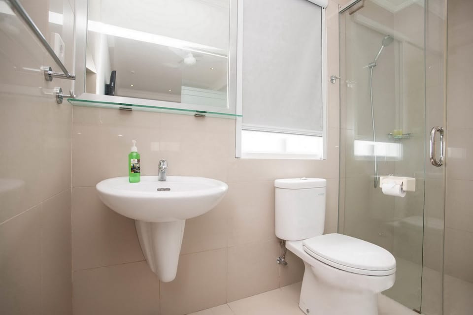 Standard Room, 1 Queen Bed, Non Smoking | Bathroom | Shower, hair dryer, towels