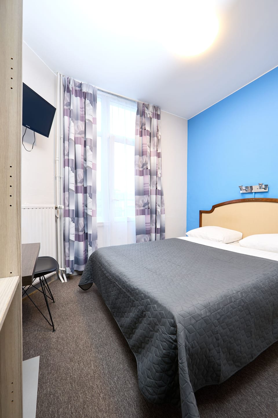 Single Room | Blackout drapes, iron/ironing board, free WiFi, bed sheets