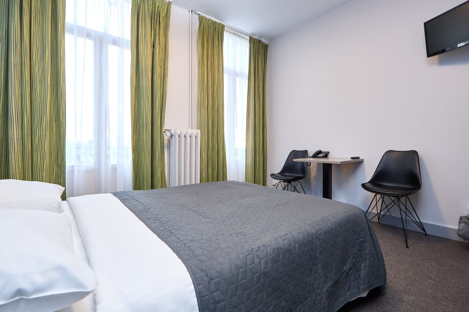 Double Room | Blackout drapes, iron/ironing board, free WiFi, bed sheets