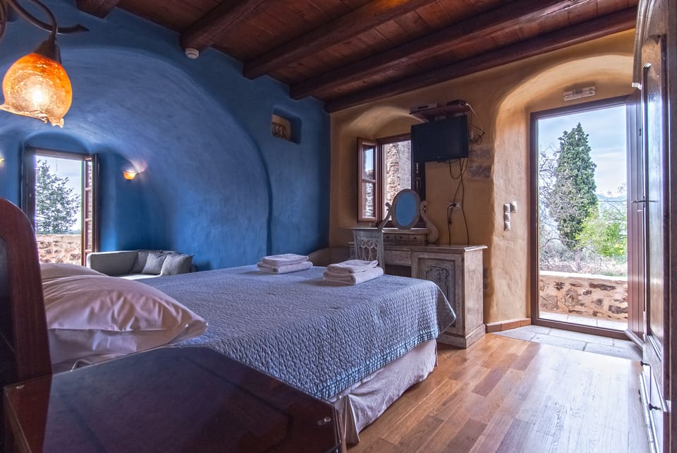 Junior Studio Suite | Minibar, in-room safe, individually decorated, individually furnished