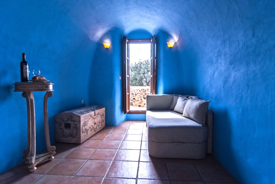 Junior Studio Suite | Minibar, in-room safe, individually decorated, individually furnished