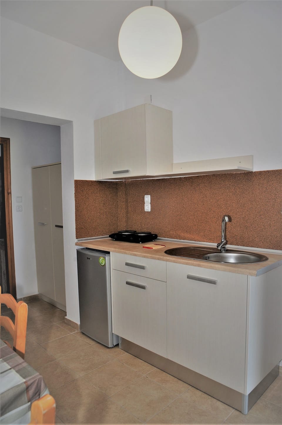 Fridge, stovetop, coffee/tea maker, electric kettle