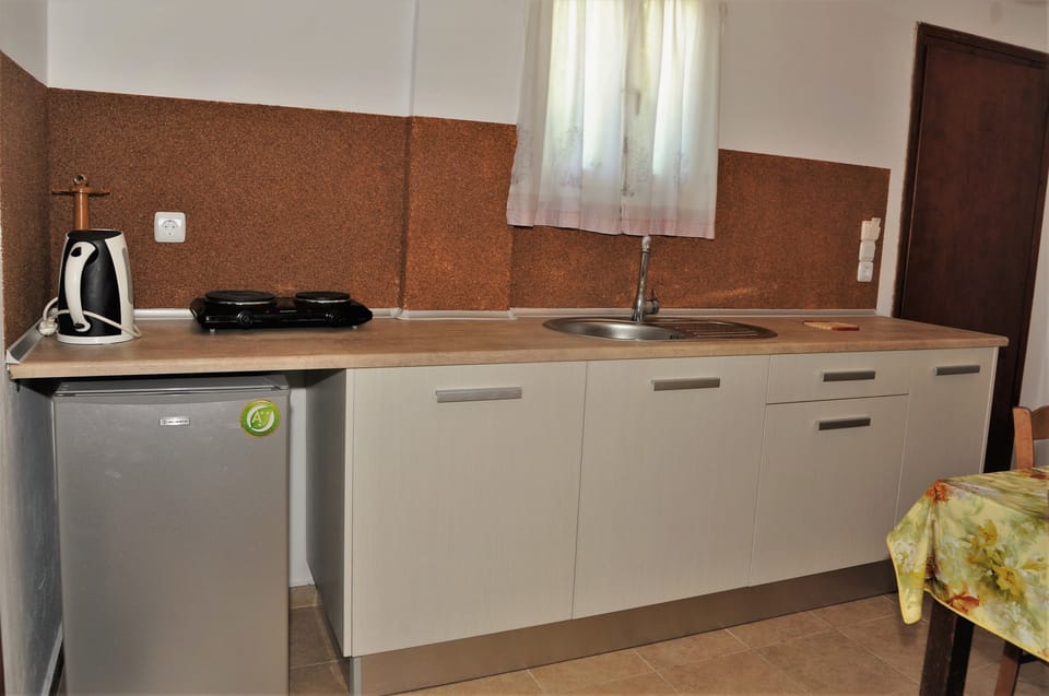 Fridge, stovetop, coffee/tea maker, electric kettle