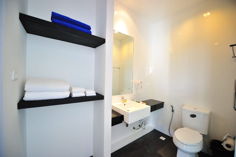 Executive Suite | Bathroom | Shower, rainfall showerhead, free toiletries, hair dryer