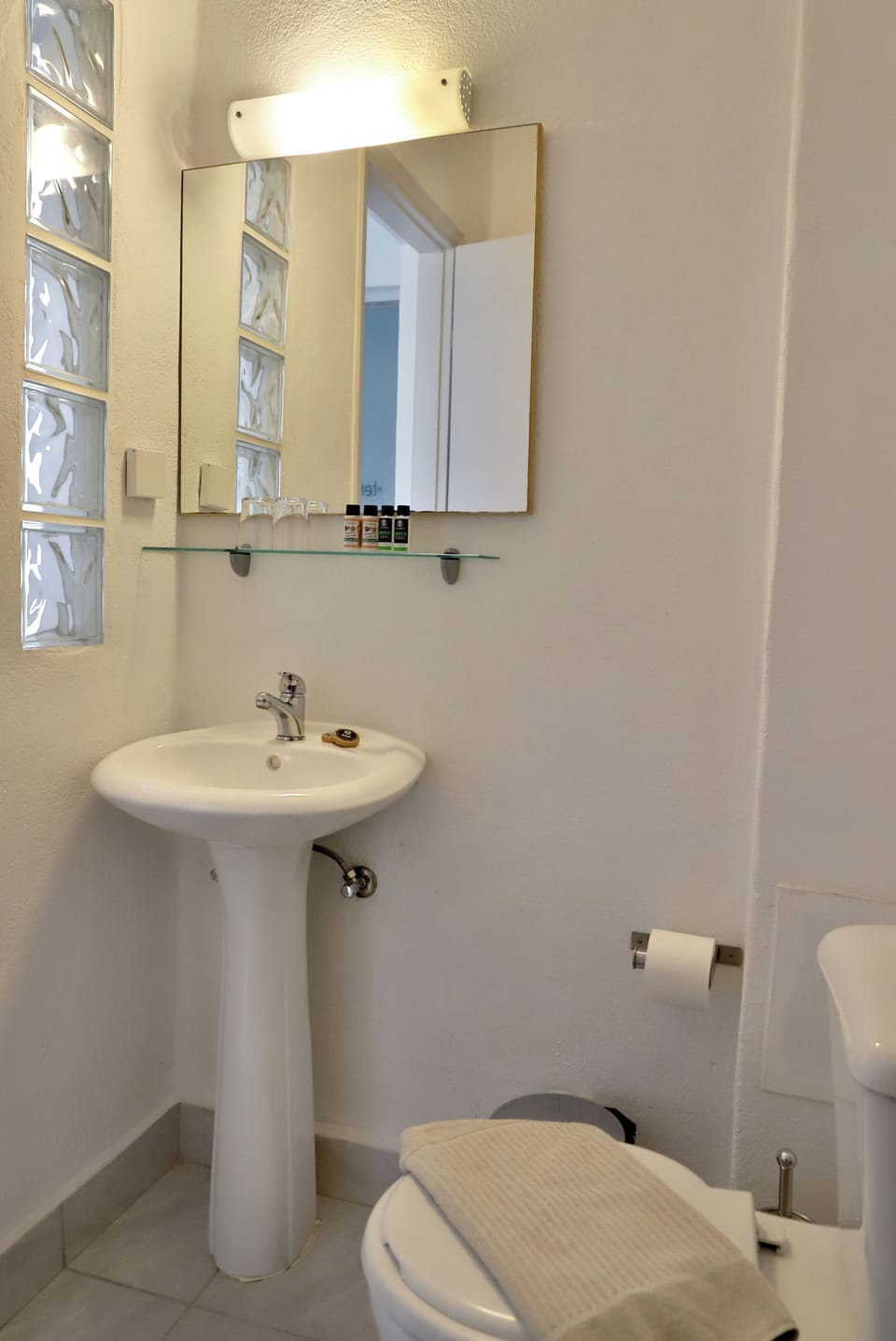 Classic Room, Mountain View | Bathroom | Shower, free toiletries, hair dryer, towels